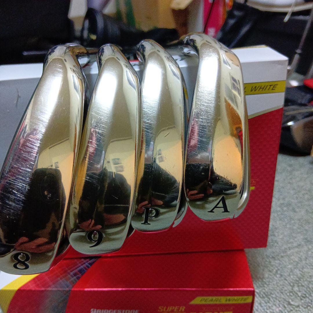 ヨネックスロイヤルeゾーン８番９番PとAの４本とおまけの７番を２本セットで。