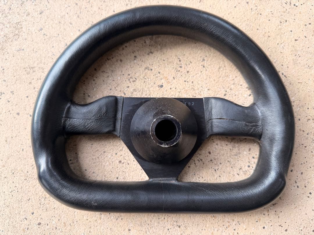 MOMO ステアリングホイール ボス付き スーパーセブン　ケータハム バーキン