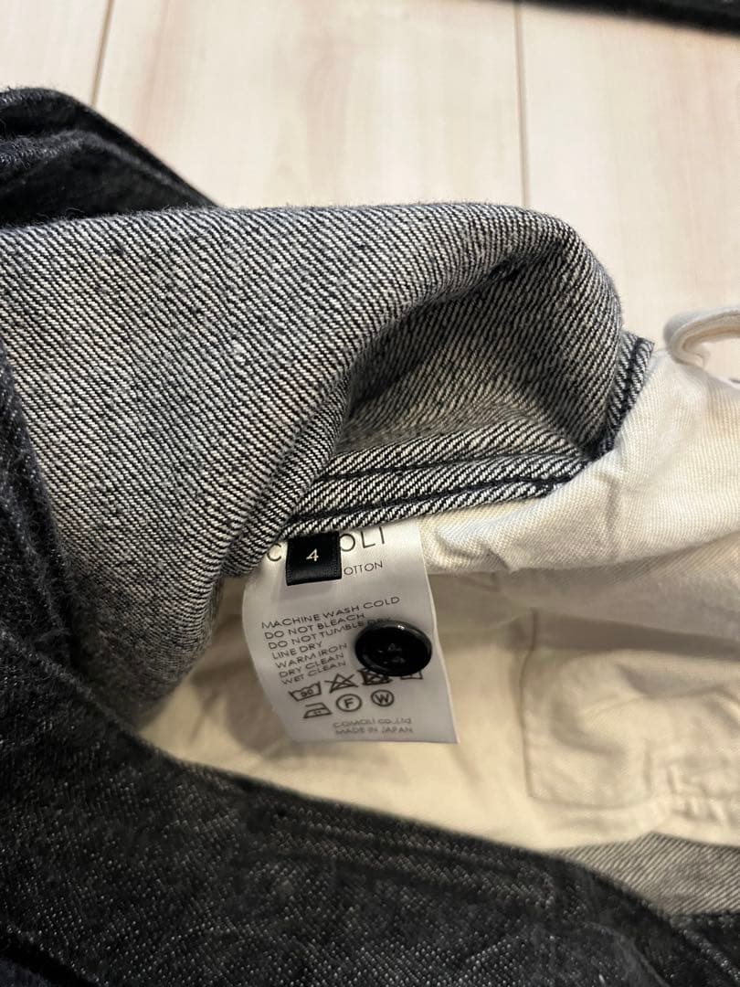 comoli コモリ ベルテッドデニムパンツ　ブラックエクリュ