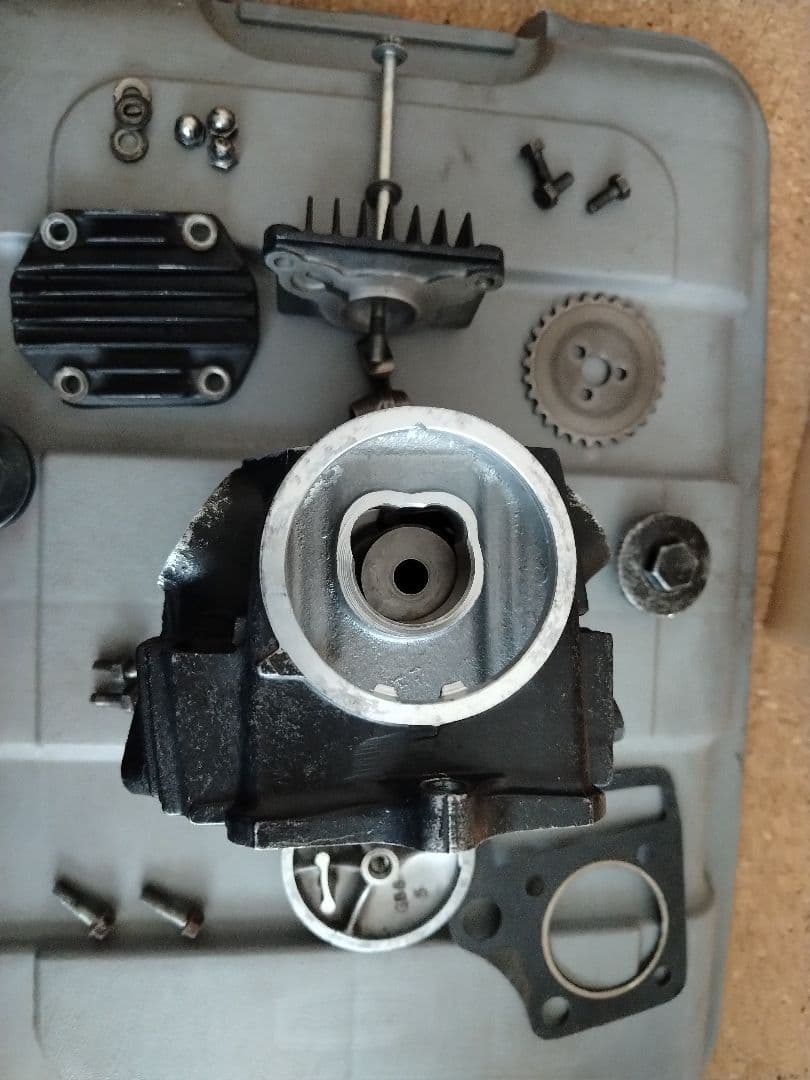 シリンダーヘッド ダックス70 6v 刻印E21