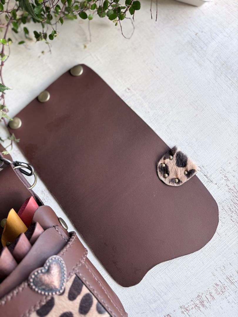 牛革コーヒーブラウン、ハラコダルメシアンの蓋付き大容量シザーケース