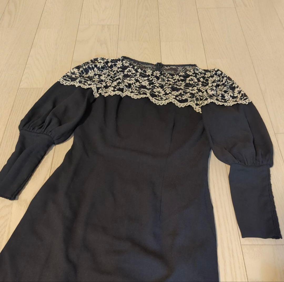 AMERI　LACE DECOLLETE DRESS