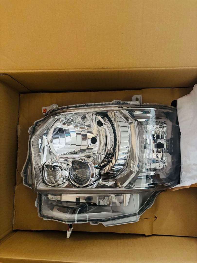 ハイエース　6型ダークプライム2純正ヘッドライトLED 左側