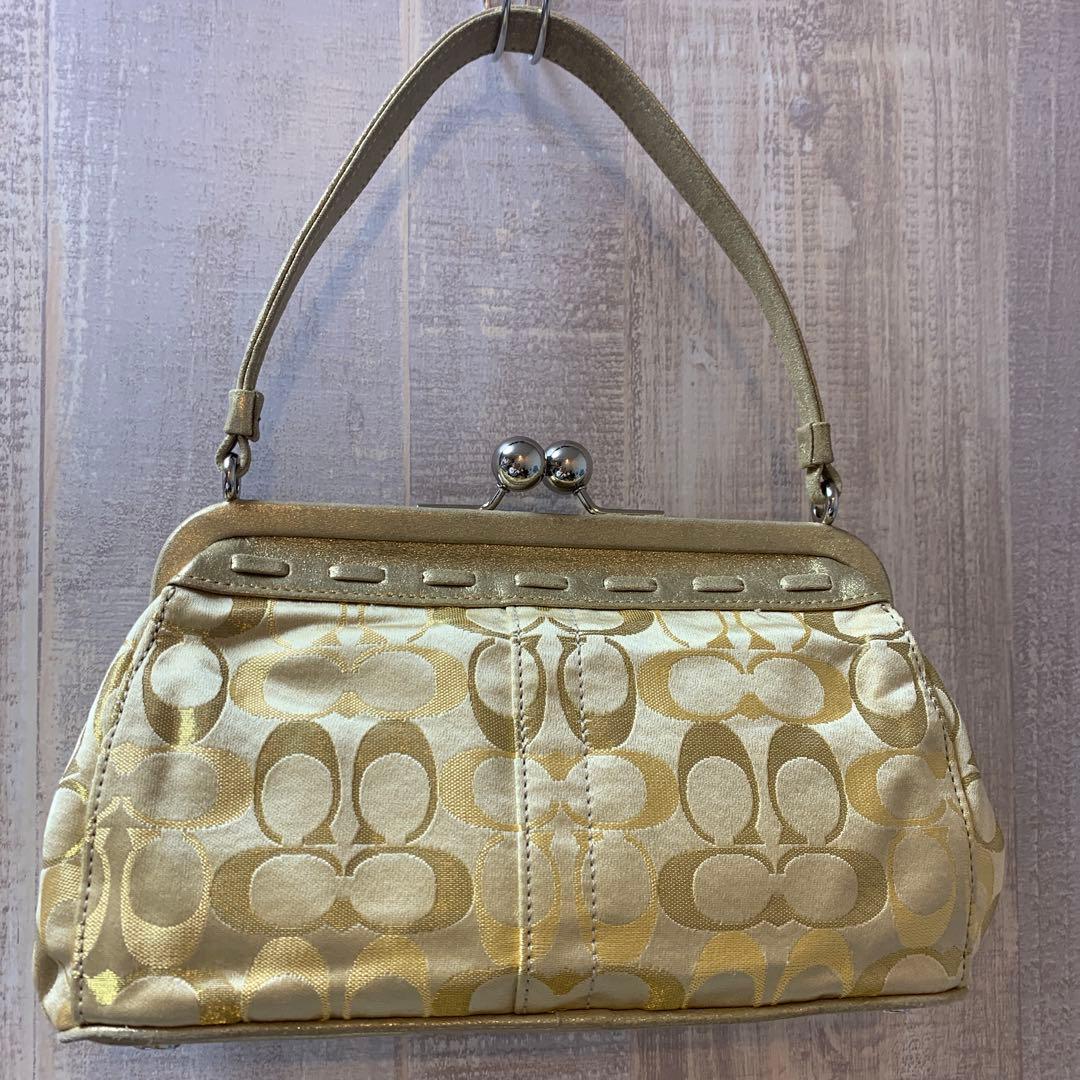 コーチ　ゴールド ロゴ入り がま口ハンドバッグ　和装にもおすすめ