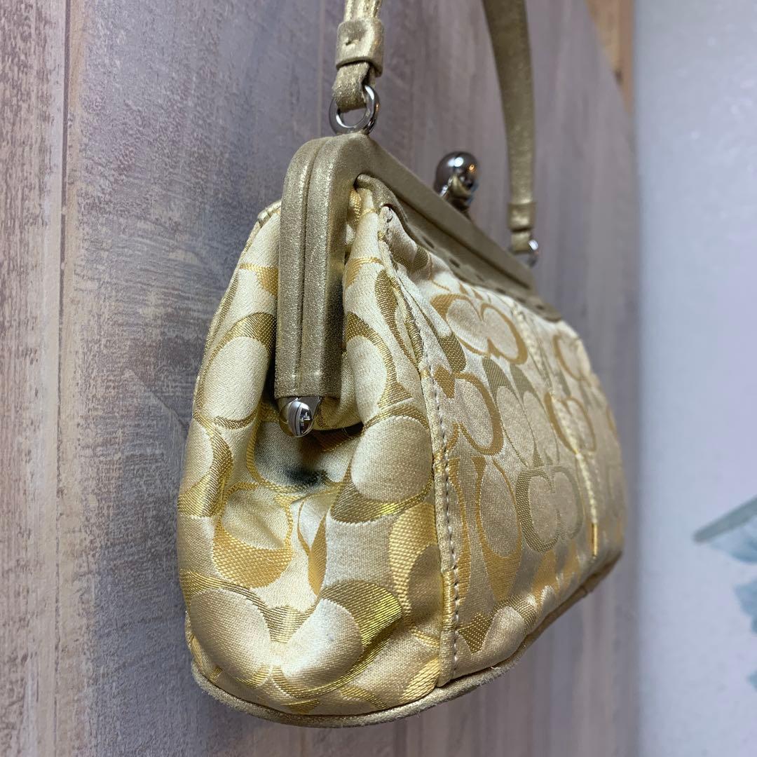 コーチ　ゴールド ロゴ入り がま口ハンドバッグ　和装にもおすすめ