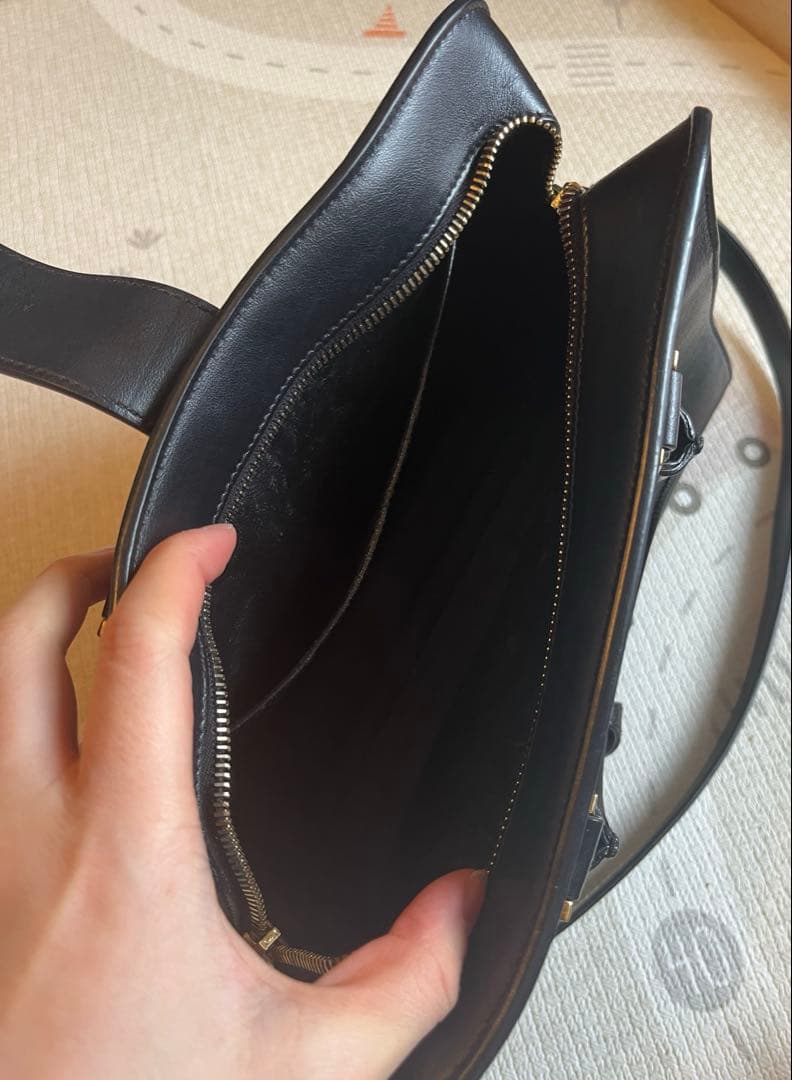 SAINT LAURENT ブラックレザー ベイビーカバス