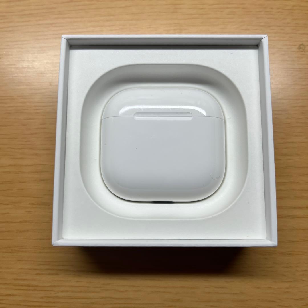 【新品・未使用】AirPods4本体 ホワイト 充電ケース付き