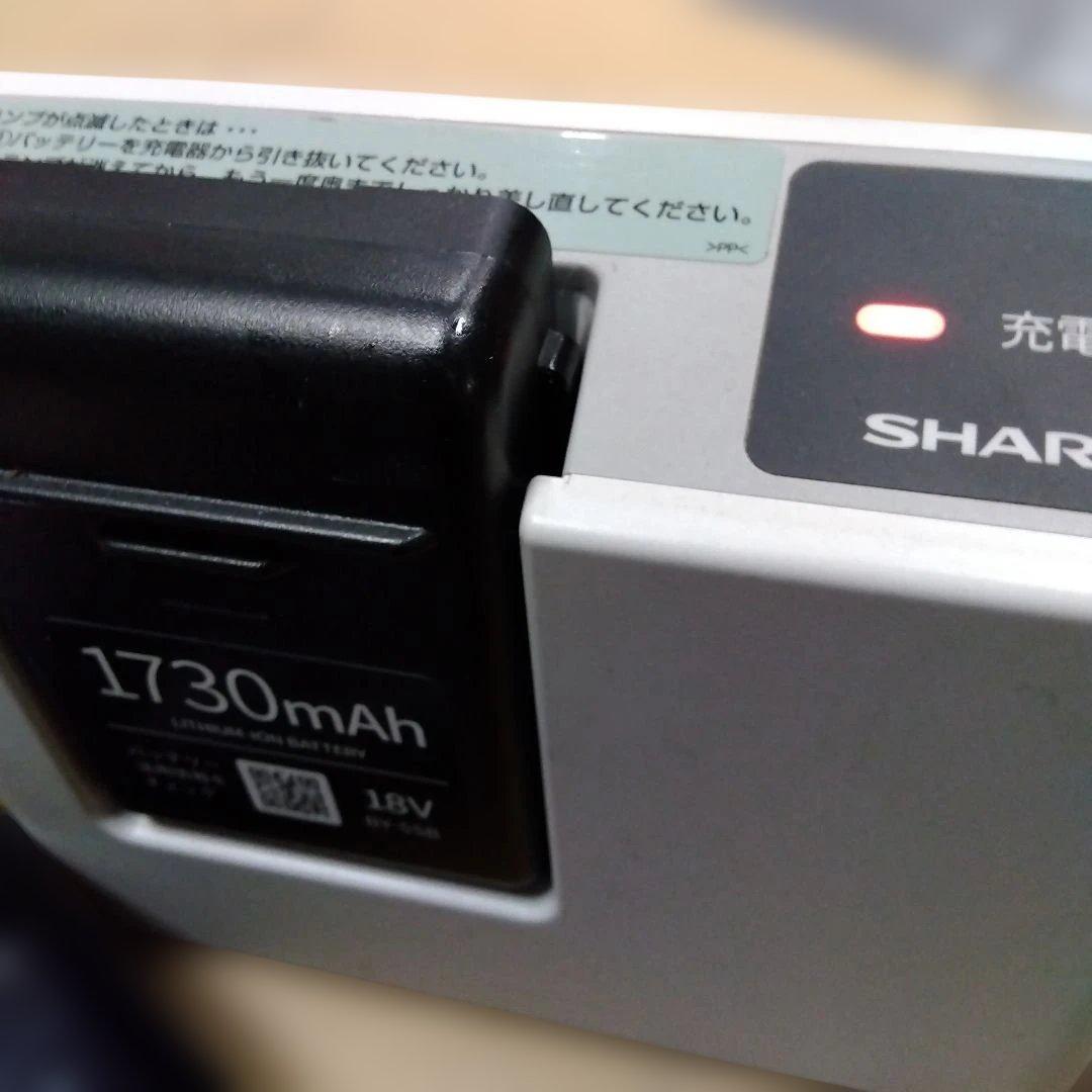 ①シャープ 軽量コードレススティッククリーナーEC-FR7充電器付き23年製