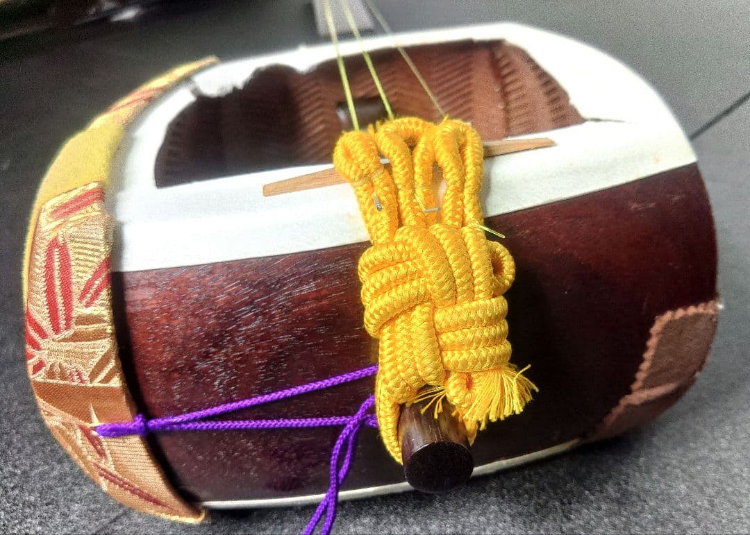 三味線　津軽三味線　紅木　綾杉胴　中棹　太棹　東さわり　【皮破れ、弦切れ】