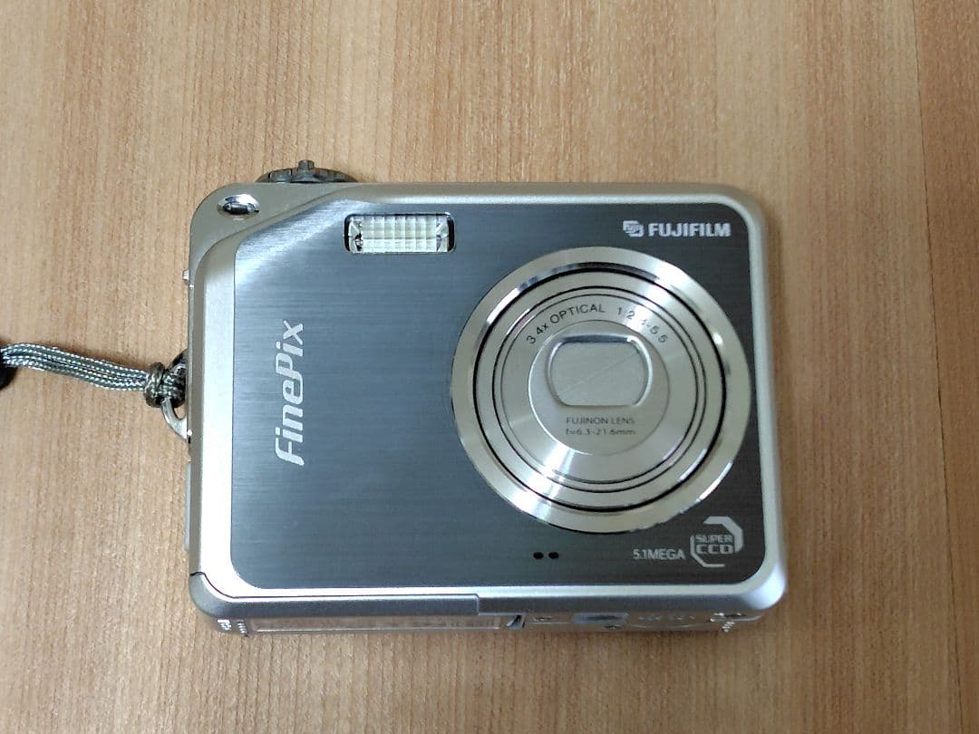 動作確認済み☆ FUJIFILM FinePix V10　デジカメ