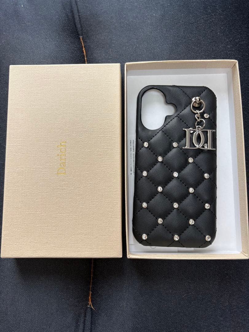 ダーリッチ キルティングビジューDDチャーム iPhone16 スマホケース