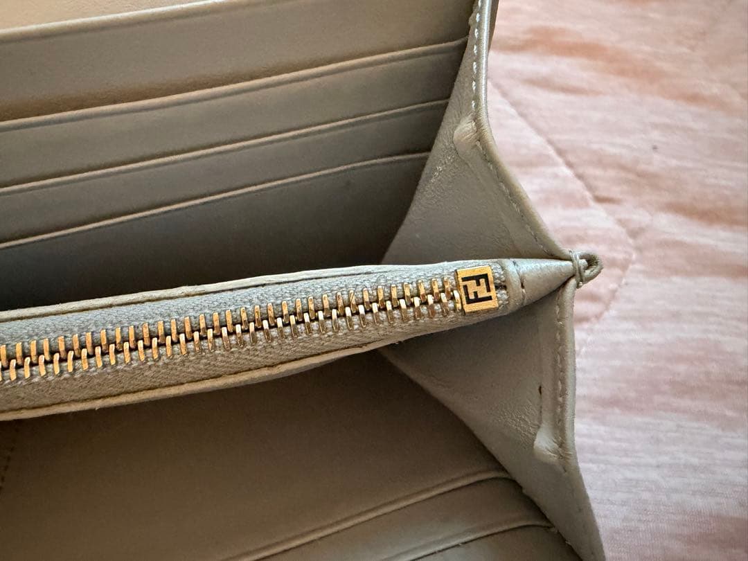 【正規品】FENDI 長財布 ピーカブー　青　箱あり