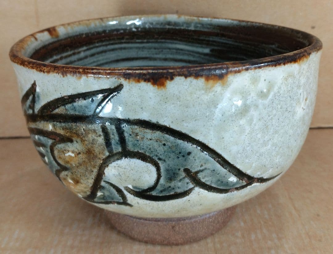 りー【本物保証】金城次郎 魚紋内ハケ目茶碗 共箱 栞 美品最上位秀作壷屋焼