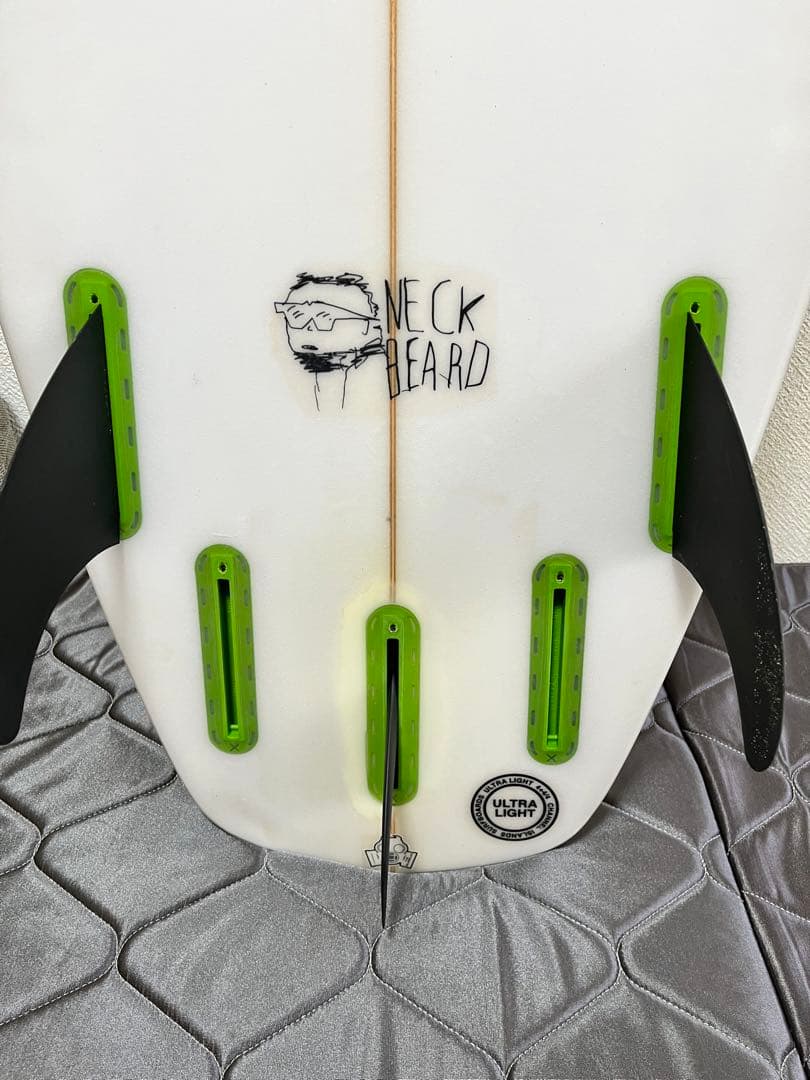 フィン付き　アルメリック　ネックベアード　 サーフボード 5.7ショートボード