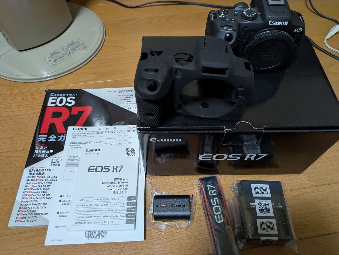 美品 キヤノン EOS R7 ボディ おまけ付き