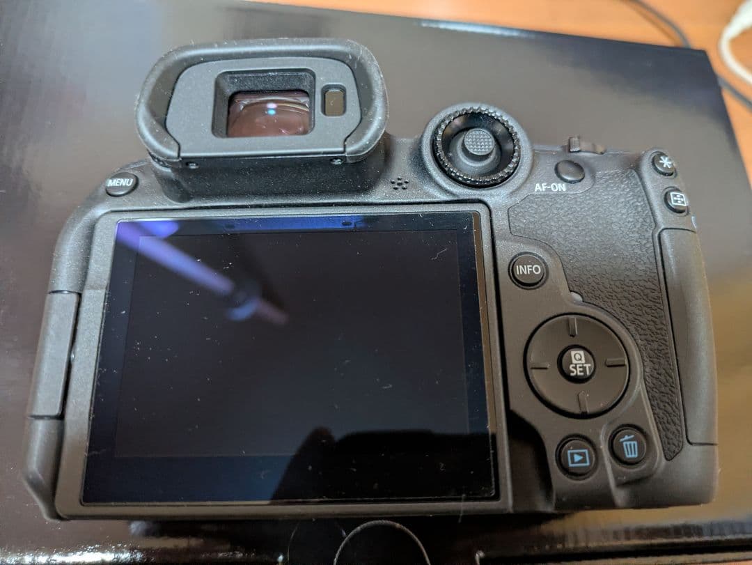 美品 キヤノン EOS R7 ボディ おまけ付き