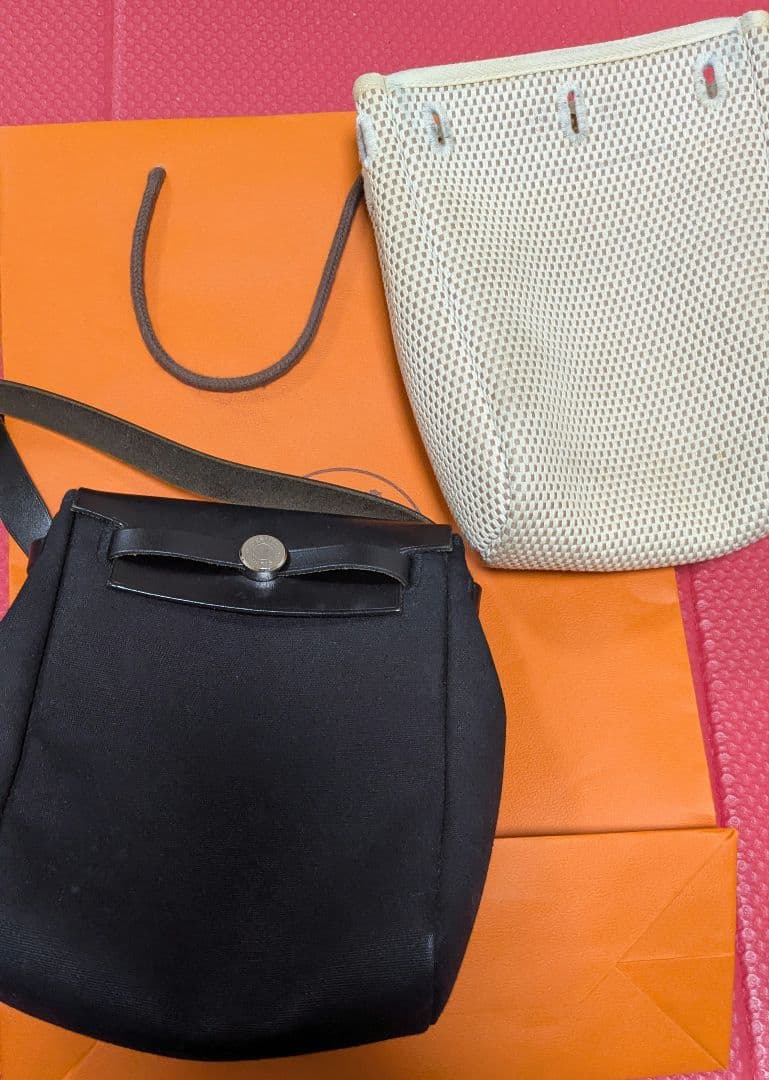 HERMÈS ブラック ショルダーバッグ