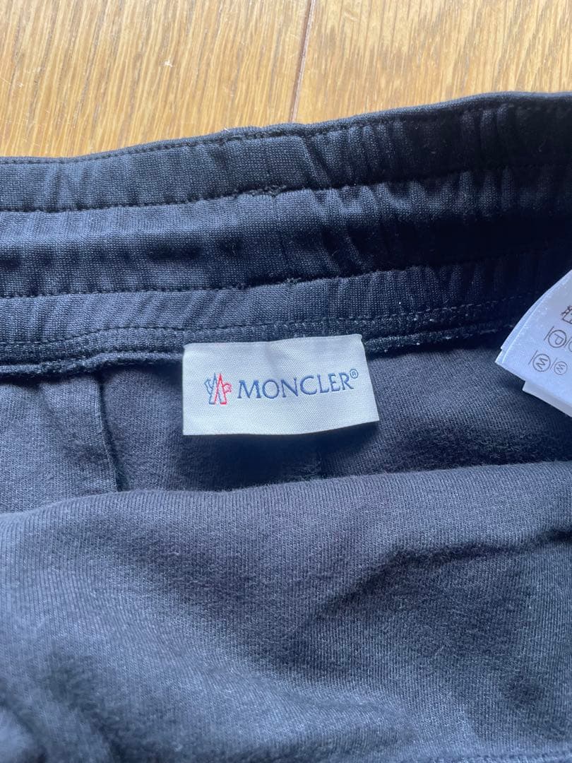 【一時お値下げ中】モンクレール　黒ショートパンツ