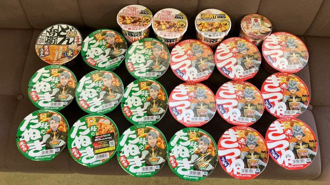 カップヌードルビッグ　インスタントラーメン　お菓子などのセット販売です。