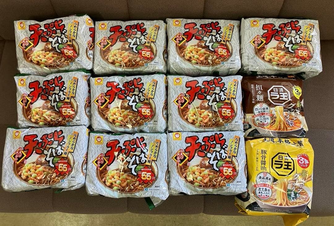 カップヌードルビッグ　インスタントラーメン　お菓子などのセット販売です。