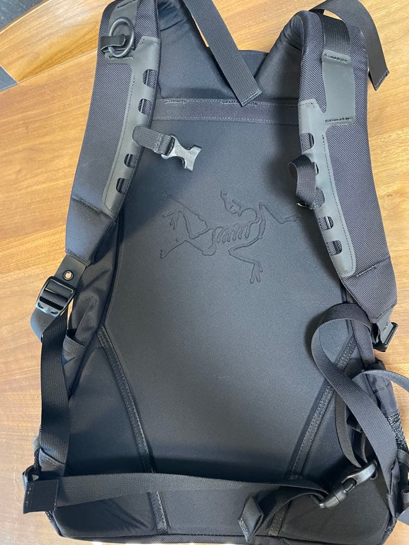 【極美品】ARC'TERYX ブラック リュック　アロー22