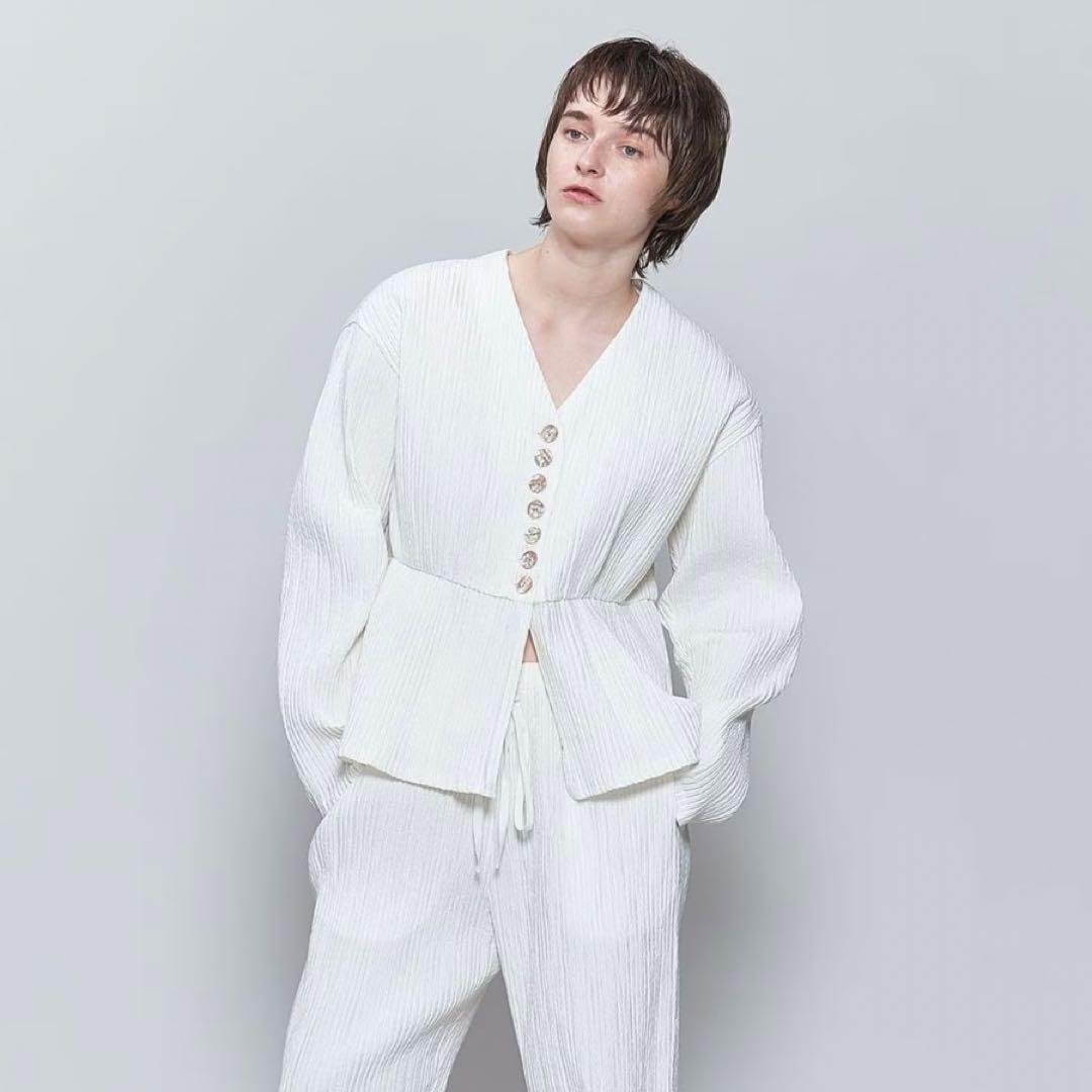 美品　roku ホワイトVネックボタンシャツ 37400円