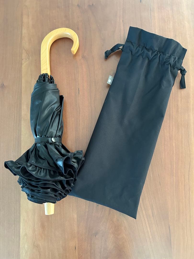 【サンバリア100】折り畳み日傘　2段折　フリル　黒　収納袋付き