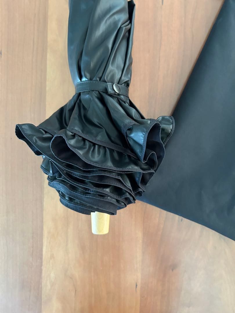 【サンバリア100】折り畳み日傘　2段折　フリル　黒　収納袋付き