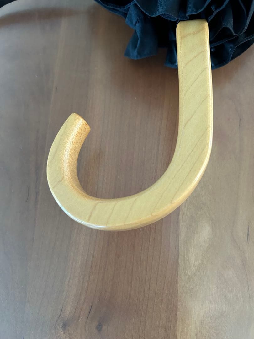 【サンバリア100】折り畳み日傘　2段折　フリル　黒　収納袋付き