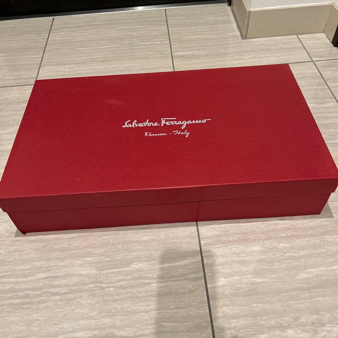 『フェラガモ」　ダークブラウンロングブーツ 購入時の箱、靴収納袋付き