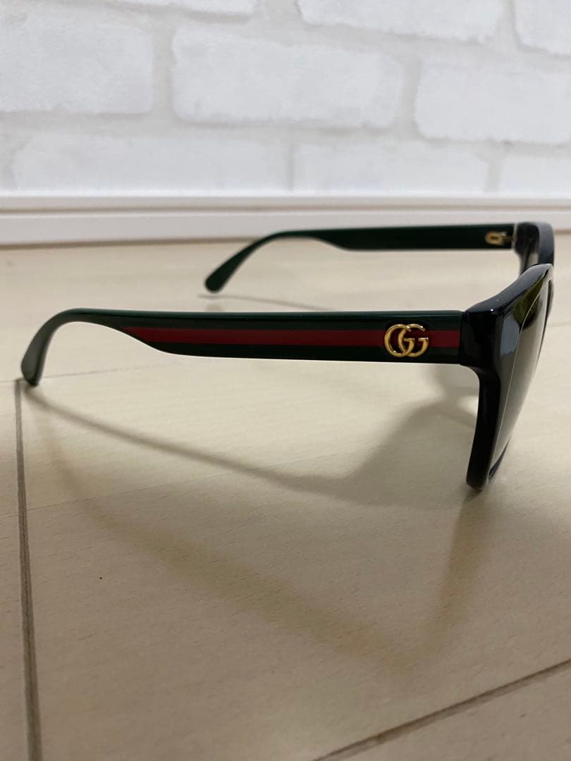 GUCCI ブラックサングラス GGロゴ付き