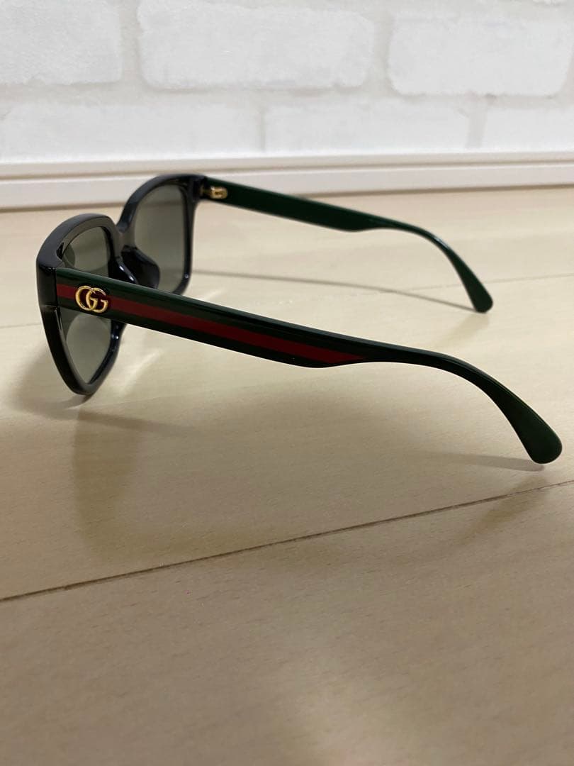 GUCCI ブラックサングラス GGロゴ付き
