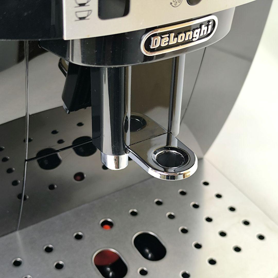 デロンギ　コンパクト全自動コーヒーマシンマグニフィカS ECAM22112B