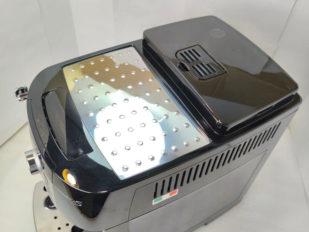 デロンギ　コンパクト全自動コーヒーマシンマグニフィカS ECAM22112B