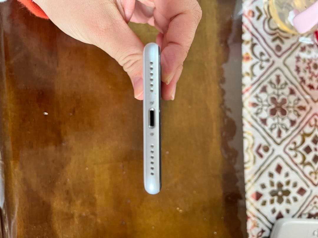 iPhone SE 第2世代 128GB 水没 ジャンク 起動OK 画面不良