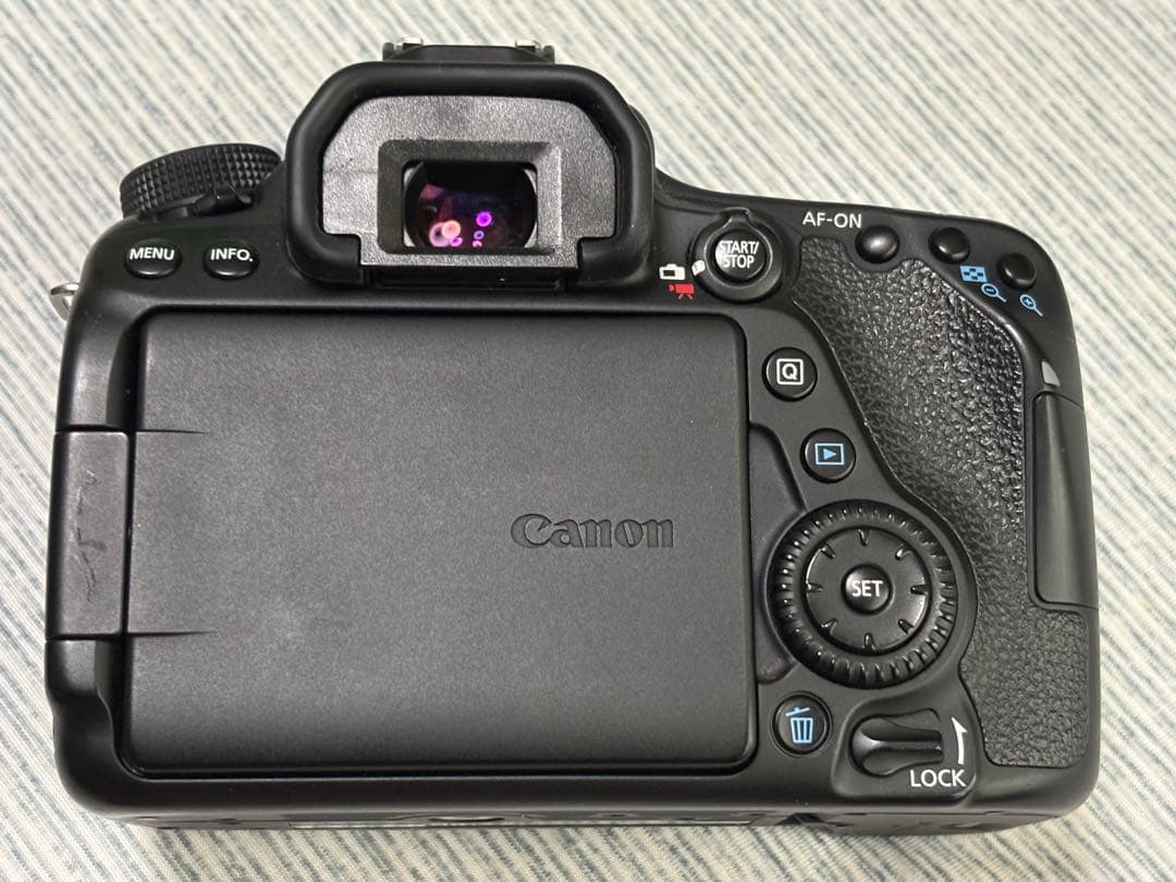 【美品】Canon EOS 80D デジタル一眼レフカメラ　グリップ他セット