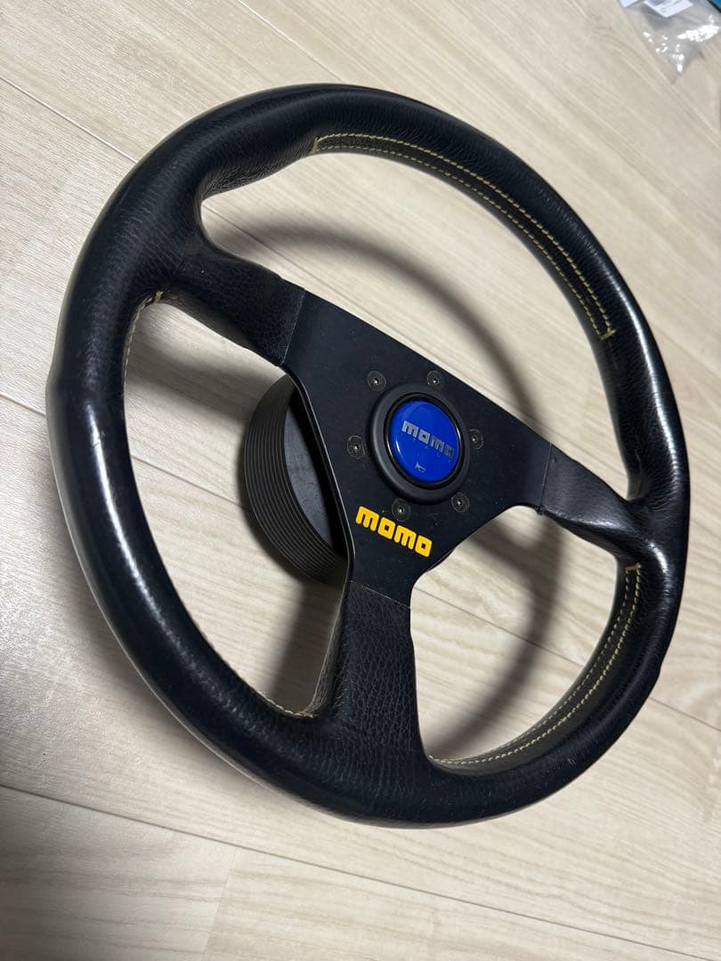 MOMO ステアリング　320mm 32π レザー ヴェローチェ？