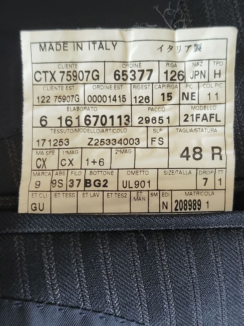 GUCCI　高級スーツ48R ダークネイビー　セットアップ　パンツの膝下に小穴