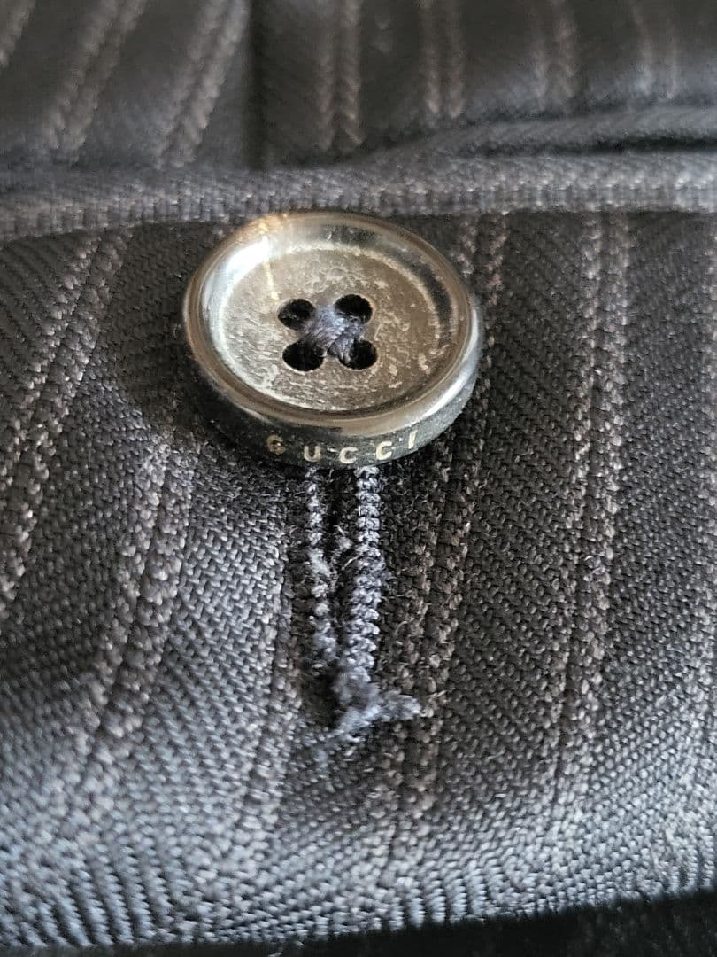 GUCCI　高級スーツ48R ダークネイビー　セットアップ　パンツの膝下に小穴