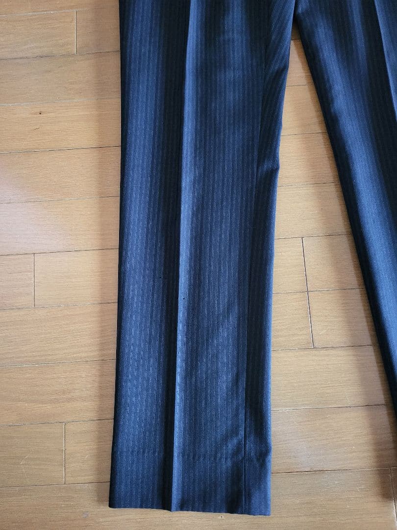 GUCCI　高級スーツ48R ダークネイビー　セットアップ　パンツの膝下に小穴