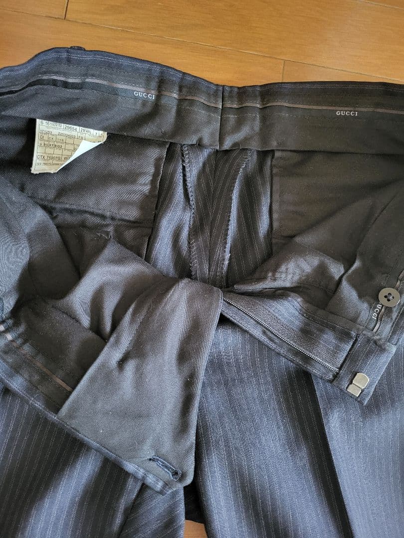 GUCCI　高級スーツ48R ダークネイビー　セットアップ　パンツの膝下に小穴
