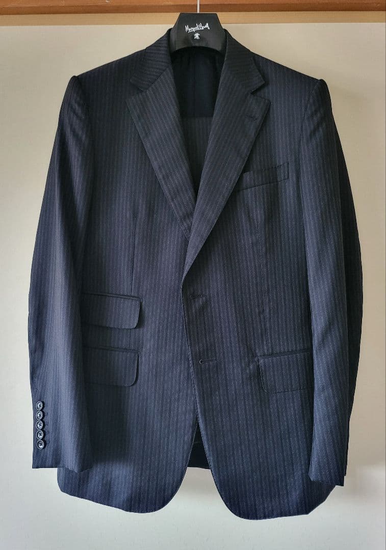 GUCCI　高級スーツ48R ダークネイビー　セットアップ　パンツの膝下に小穴