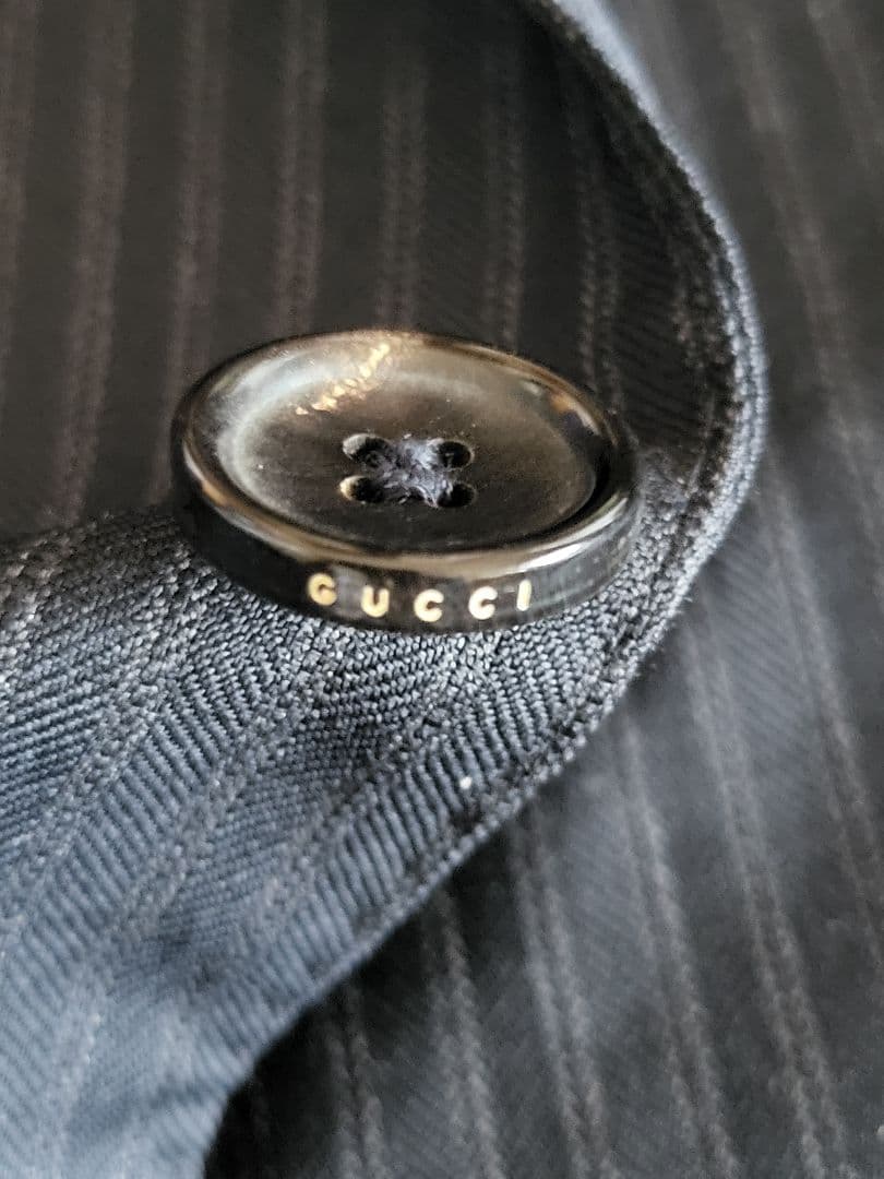 GUCCI　高級スーツ48R ダークネイビー　セットアップ　パンツの膝下に小穴