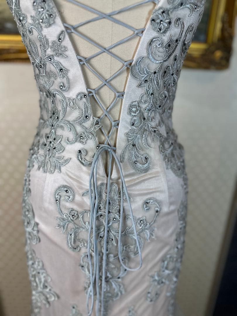 シルバー ベージュビーズ刺繍 フィット＆フレアドレス