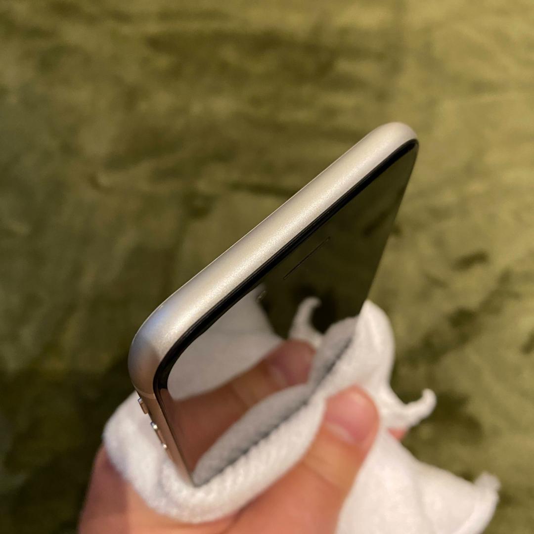 カ*ト様 【128GB】iPhone SE 第2世代 ホワイト SIMフリー【ジ