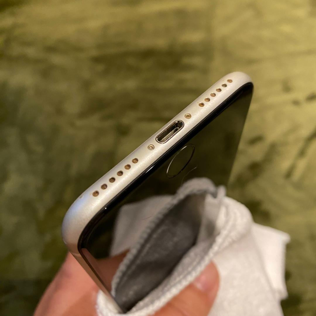 カ*ト様 【128GB】iPhone SE 第2世代 ホワイト SIMフリー【ジ