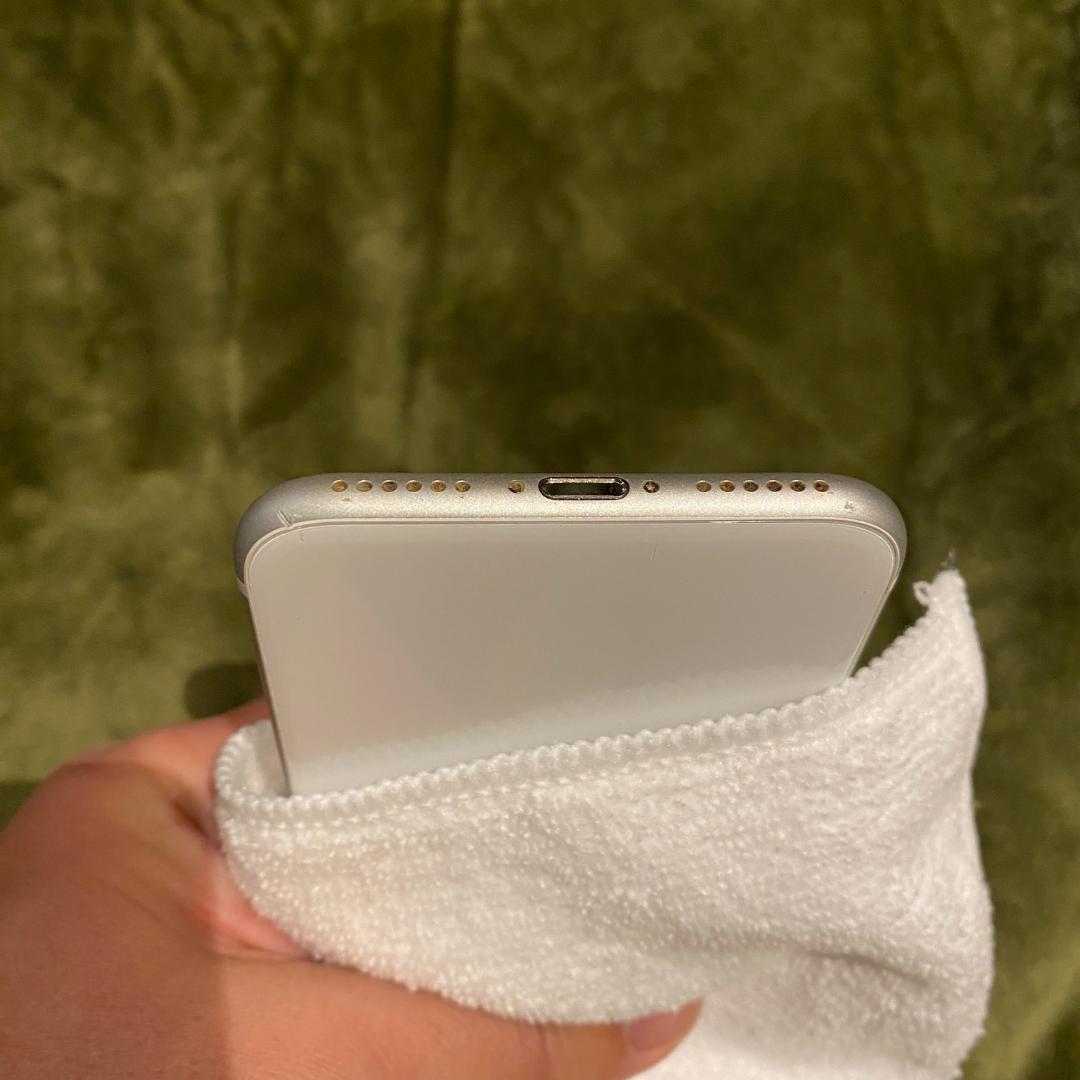 カ*ト様 【128GB】iPhone SE 第2世代 ホワイト SIMフリー【ジ