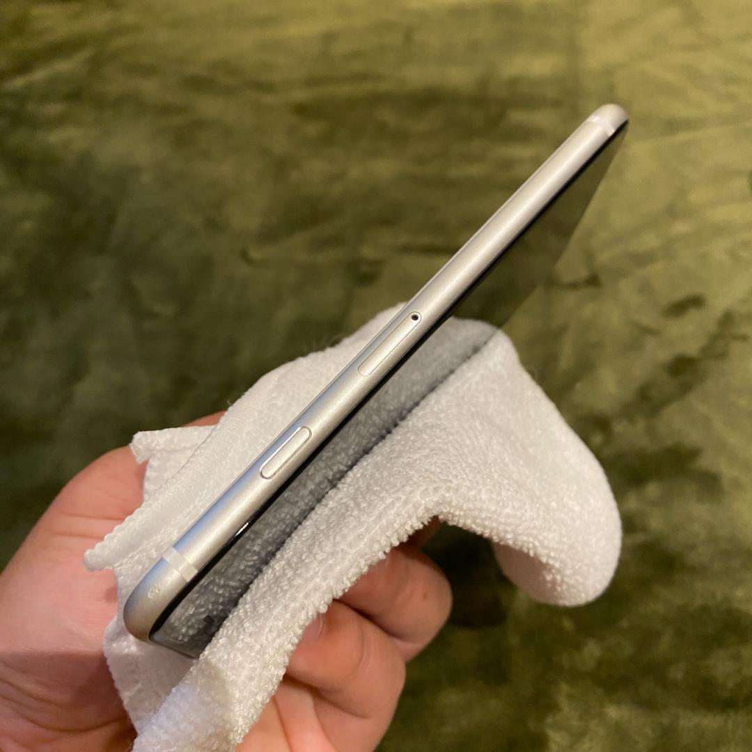 カ*ト様 【128GB】iPhone SE 第2世代 ホワイト SIMフリー【ジ