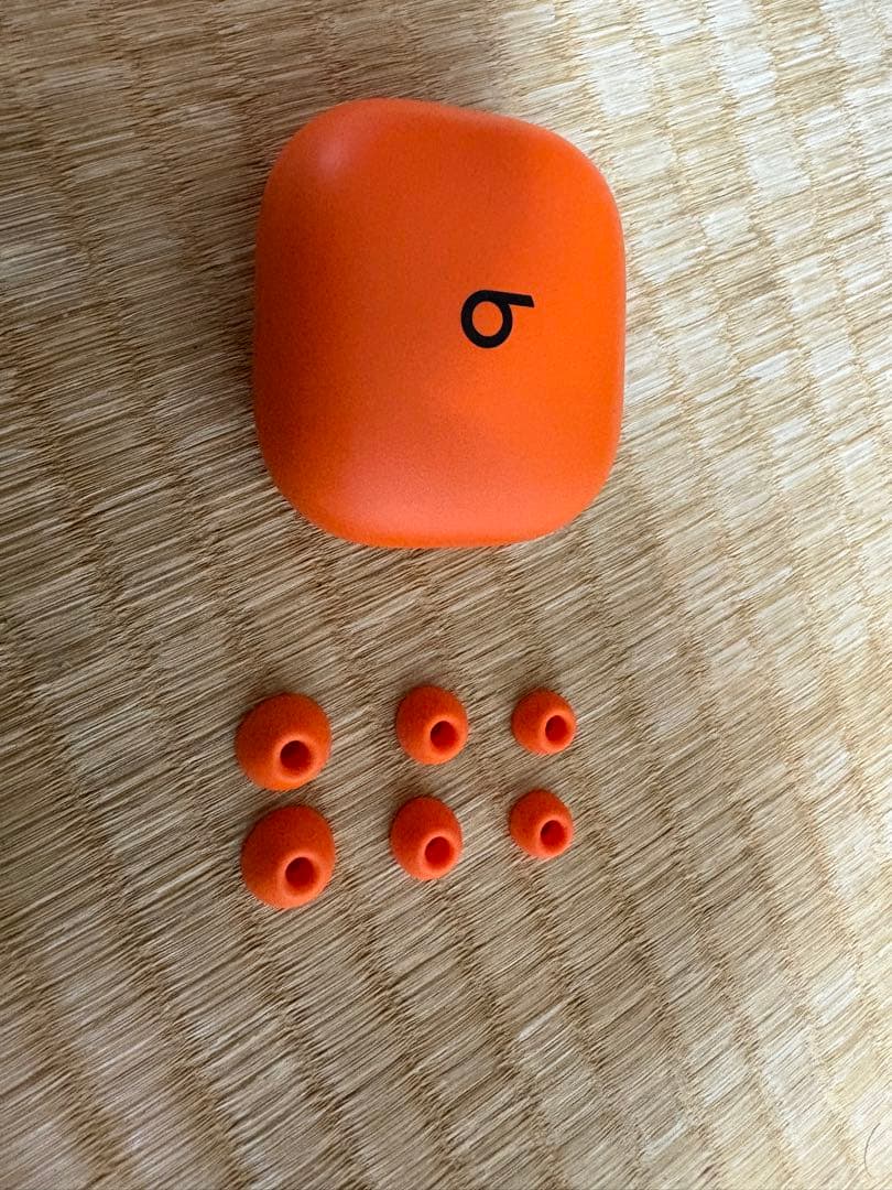 beats オレンジ ワイヤレスイヤホン ケース付き