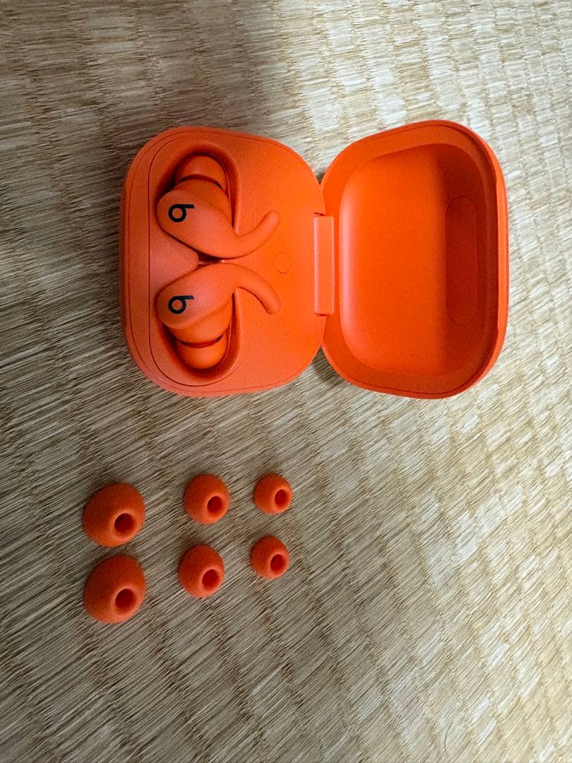 beats オレンジ ワイヤレスイヤホン ケース付き